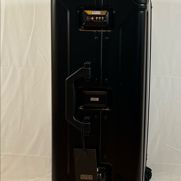 Zero Halliburton Matte Black Aluminium Suitcase 26” NWT $1743 - Picture 3 of 8
